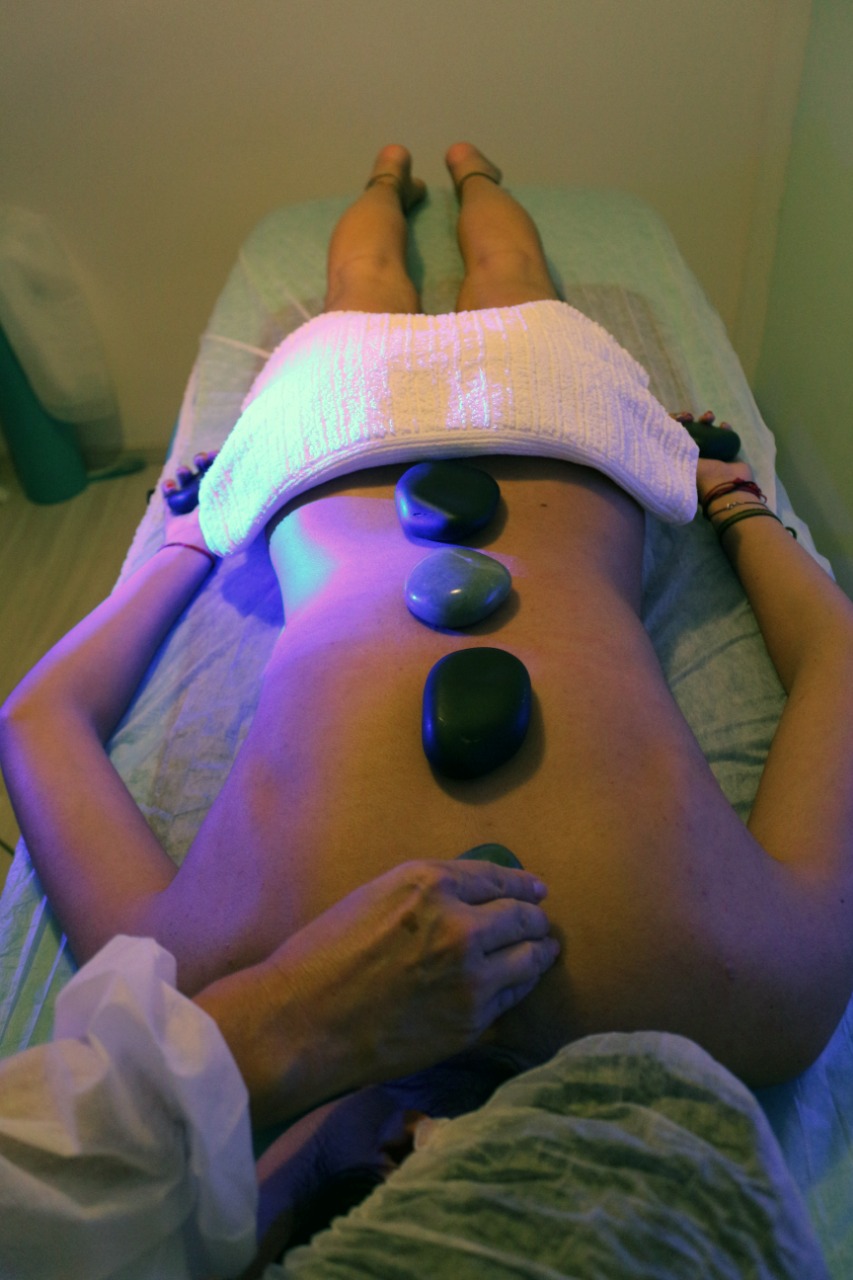 Sessão de massagem com pedras quentes e cromoterapia no Studio Mara Camargo
